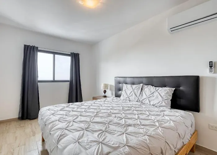 Ocean View With Scenic Balcony, Well-equipped Kitchen, Internet & W/d Ferienhaus