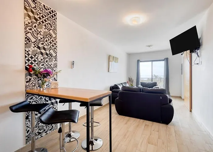 Ocean View With Scenic Balcony, Well-equipped Kitchen, Internet & W/d Ferienhaus