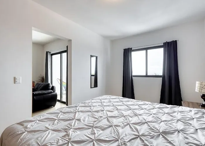 Ocean View With Scenic Balcony, Well-equipped Kitchen, Internet & W/d